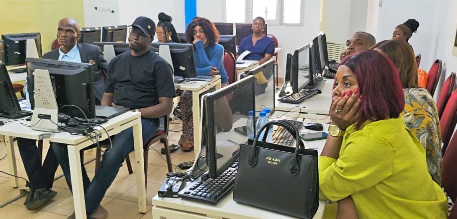 En session : prise de notes en salle informatique
