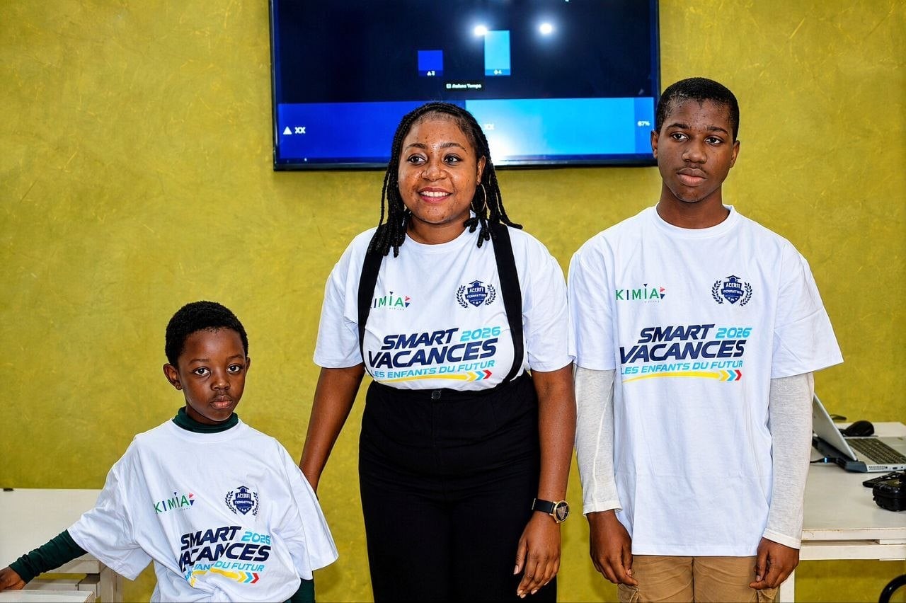 Trois jeunes filles Smart Vacances 2024 en atelier d'intelligence artificielle.
