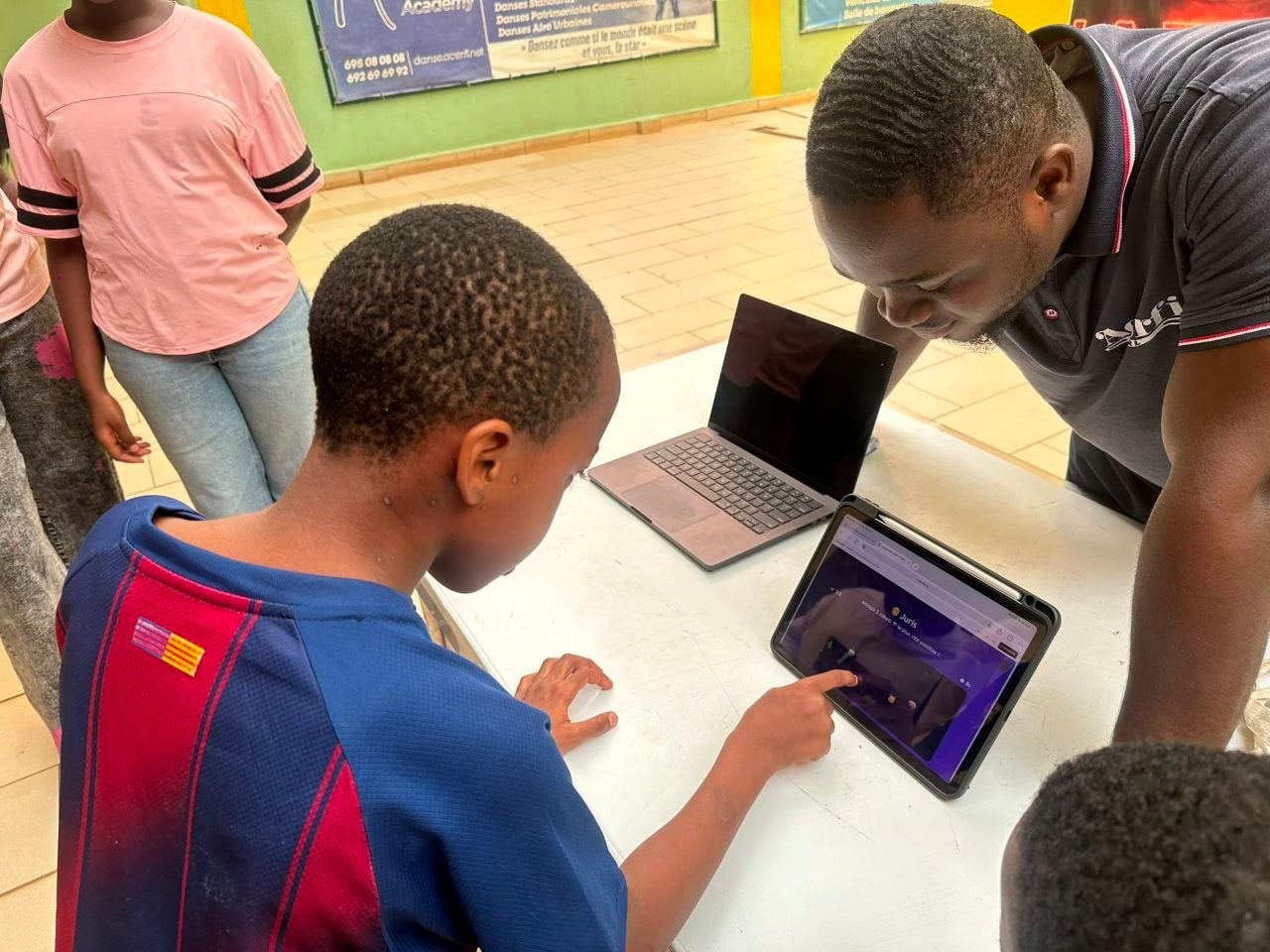 Élève Smart Vacances 2024 en session d'initiation à la bureautique.