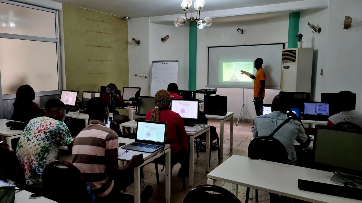 Une session en salle, groupe d'adultes.