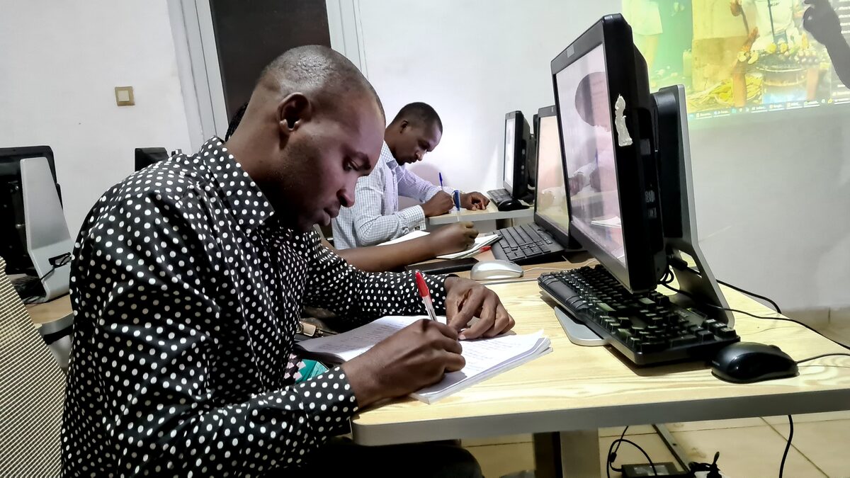 En session, salle informatique du centre.