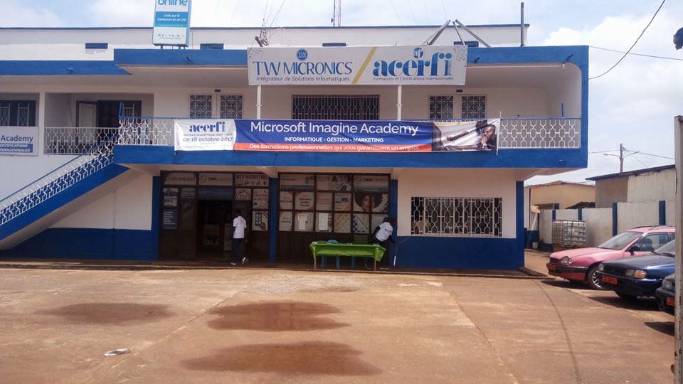 Façade d'un campus ACERFI Formation à Yaoundé