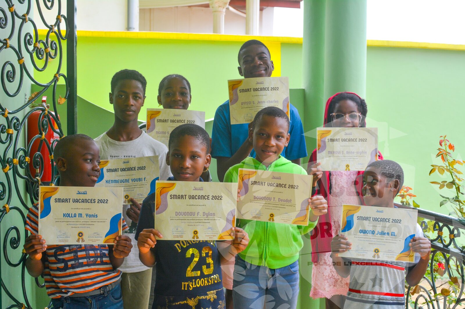 The Smart Vacances 2022 cohort gathered in the ACERFI courtyard, certificates in hand.